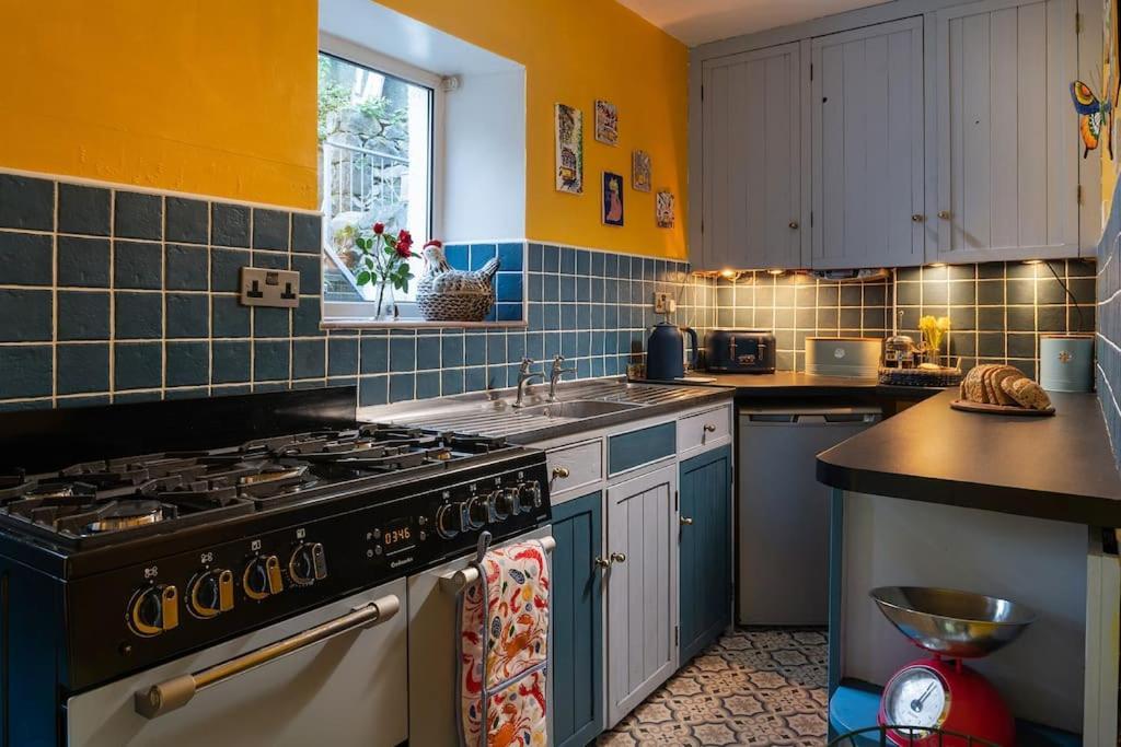 Fantastic Sea Views At Century'S Old Alma'S Cottage - Sleeps Up To 8 Guests Penmaen-mawr Exterior foto